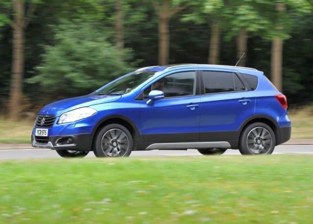 Beyaz SX4 S-Cross yan ve ön görünüm
