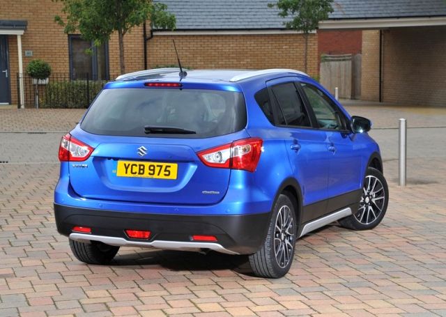 Beyaz SX4 S-Cross arka üç çeyrek görünüm