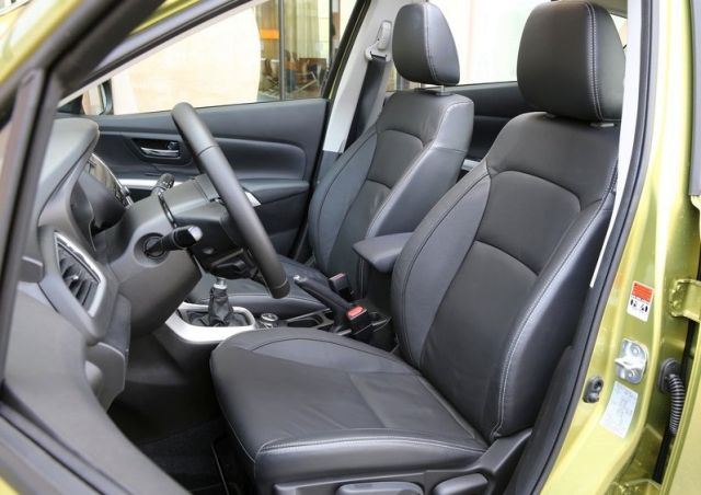 SX4 S-Cross ön koltuklar ve orta konsol