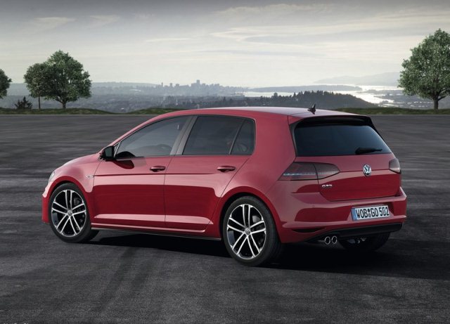 Golf GTD yandan arka üç çeyrek görünümü
