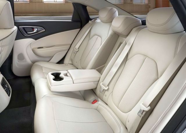 Chrysler 200 arka koltukları