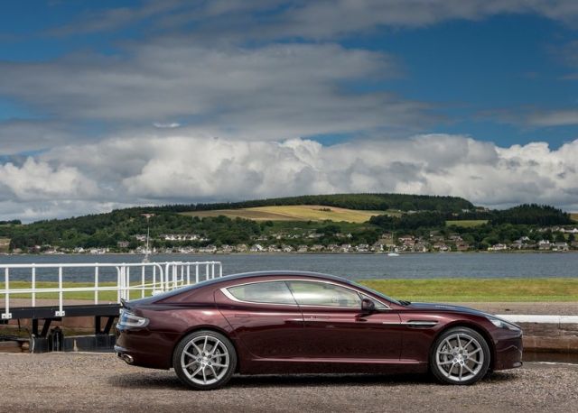 Aston Martin Rapide S arka üç çeyrek görünümü
