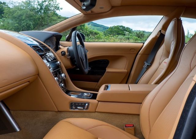 Aston Martin Rapide S yan profil görünümü