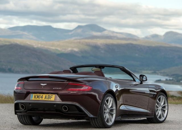 Aston Martin Vanquish Volante arka üç çeyrek görünüm
