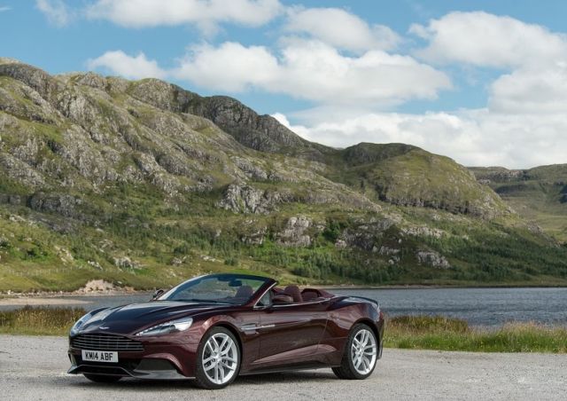 Aston Martin Vanquish Volante açık tavanlı görünüm