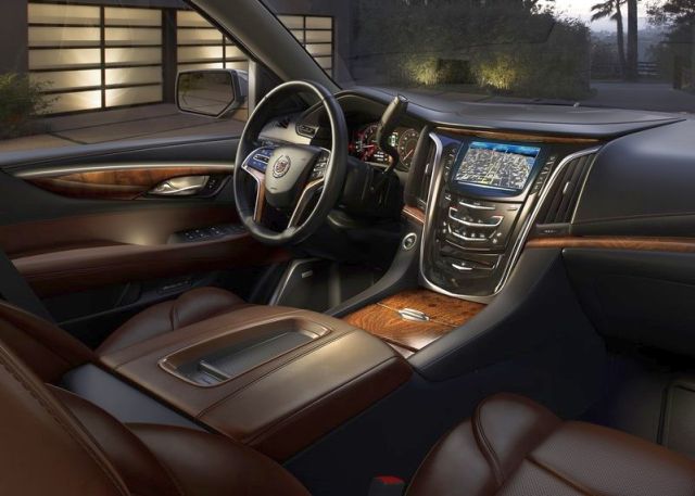 Cadillac Escalade kahverengi deri ve ahşap kaplamalı ön kabini