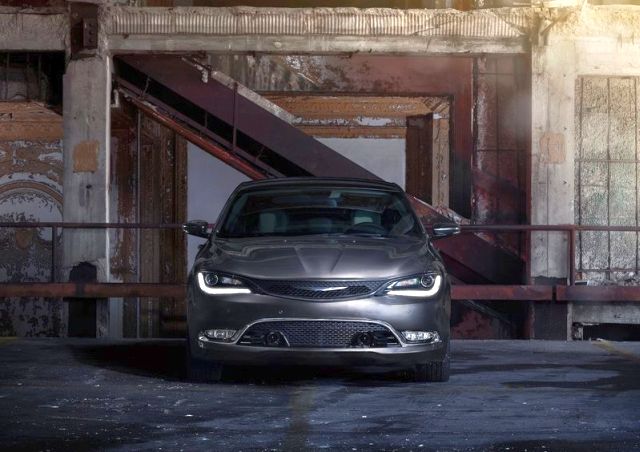 Chrysler 200 önden görünüm