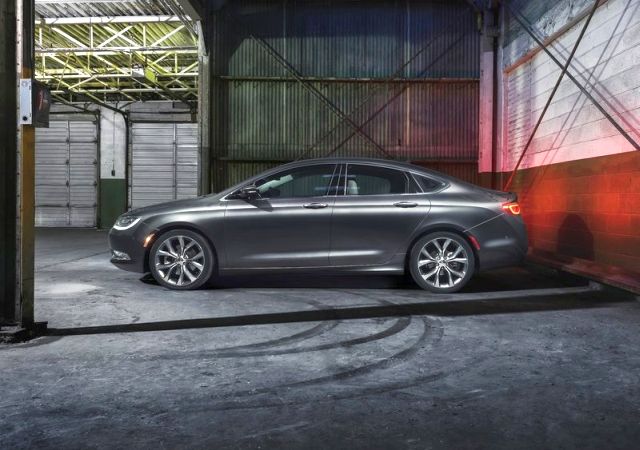 Chrysler 200 yandan görünüm