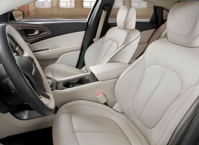 Chrysler 200 ön koltukları ve iç mekân