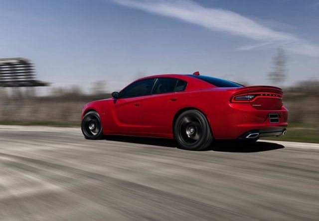Kırmızı Dodge Charger hareket hâlinde arka görünümü