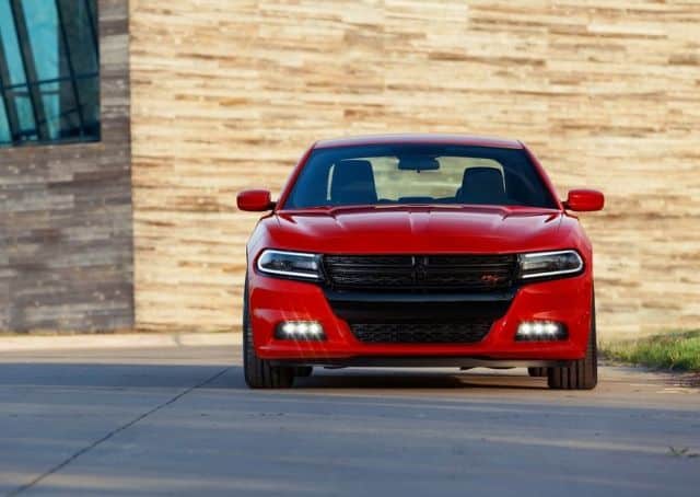 Kırmızı Dodge Charger ön tasarım görünümü