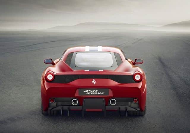 458 Speciale kırmızı gövde arka üç çeyrek görünüm