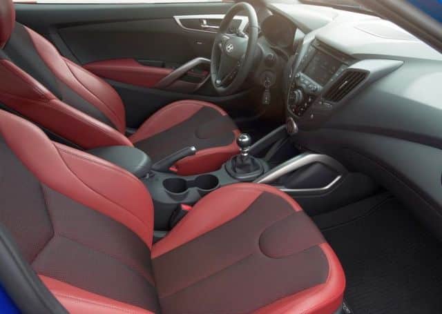 Hyundai Veloster Turbo R-Spec gösterge paneli ve orta konsolu