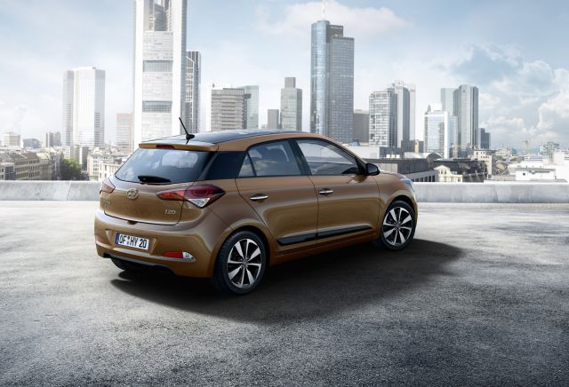 Kahverengi Hyundai i20 şehir ortamında arka görünüm