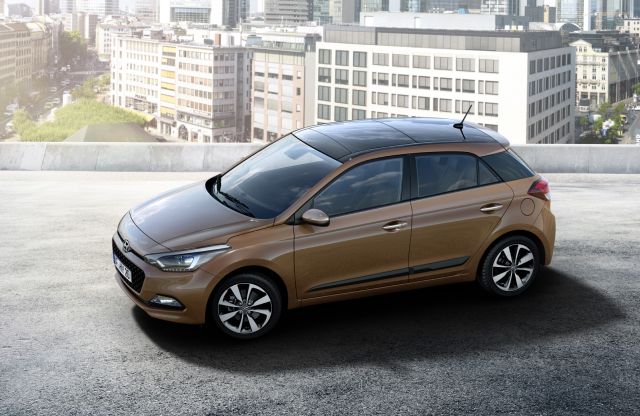 Kahverengi Hyundai i20 üstten ön yan görünüm