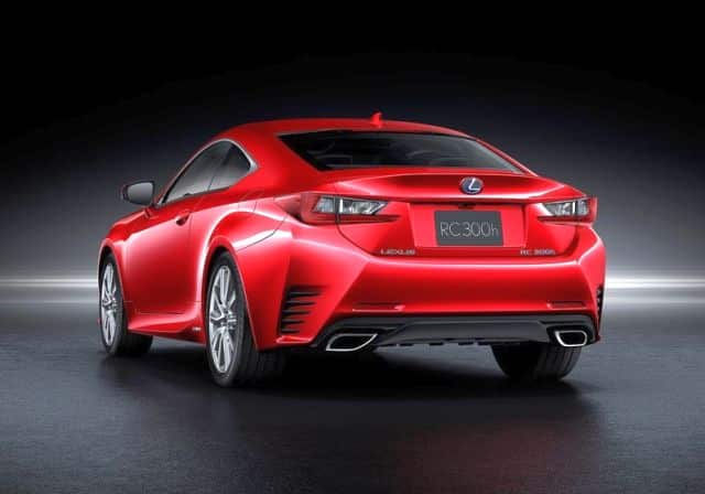 Lexus RC arka üç çeyrek görünümü