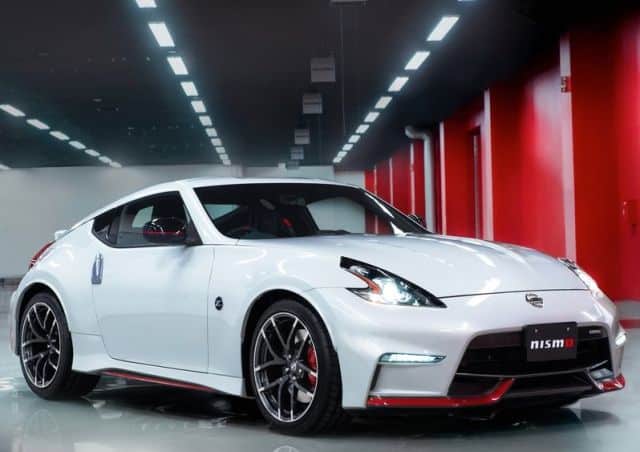 2015 Nissan 370Z NISMO beyaz gövde ön üç çeyrek görünüm