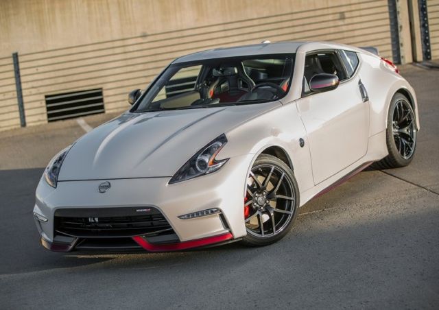 Nissan 370Z NISMO beyaz gövde ön yan görünüm