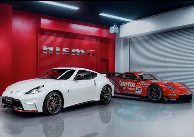 Nissan 370Z NISMO ile yarış otomobili yan yana