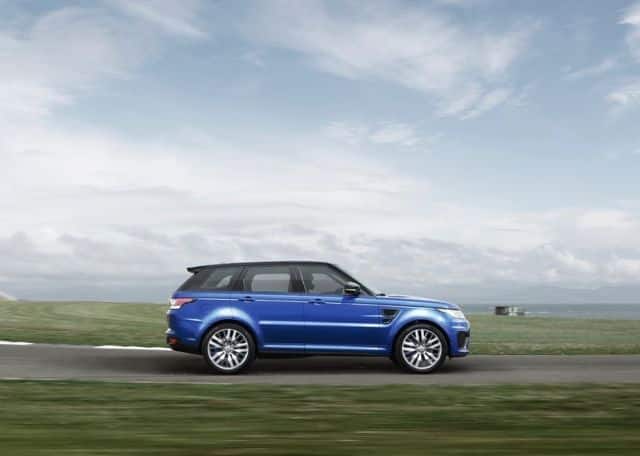Range Rover Sport SVR pistte yandan görünüm