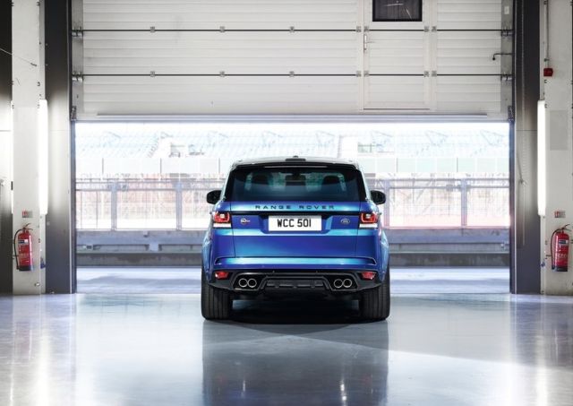 Range Rover Sport SVR doğrudan arkadan görünüm