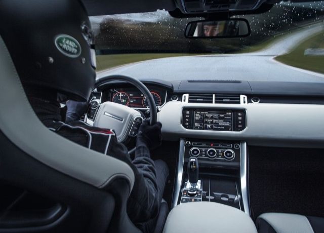 Range Rover Sport SVR pist sürüşünde kokpit