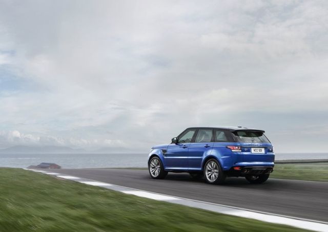 Range Rover Sport SVR pistte arkadan üç çeyrek görünüm