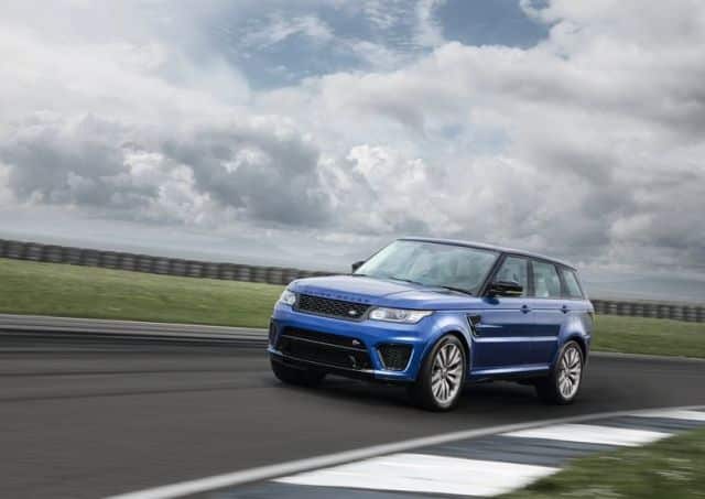Range Rover Sport SVR virajda önden görünüm