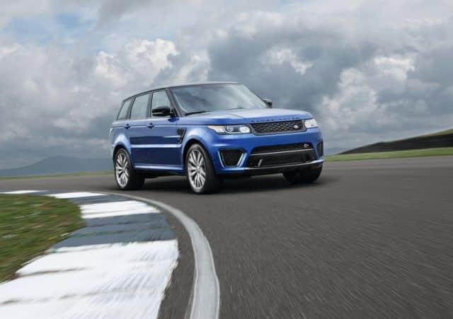 2015 Range Rover Sport SVR pistte önden üç çeyrek görünüm