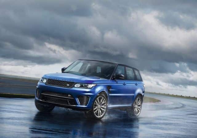 Range Rover Sport SVR ıslak pistte önden görünüm