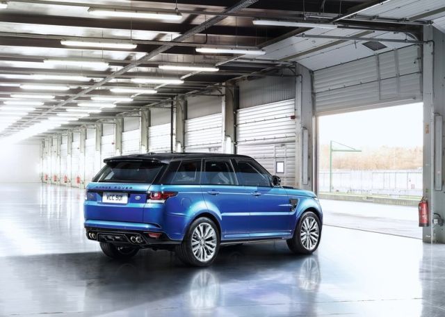 Range Rover Sport SVR garajda arkadan görünüm