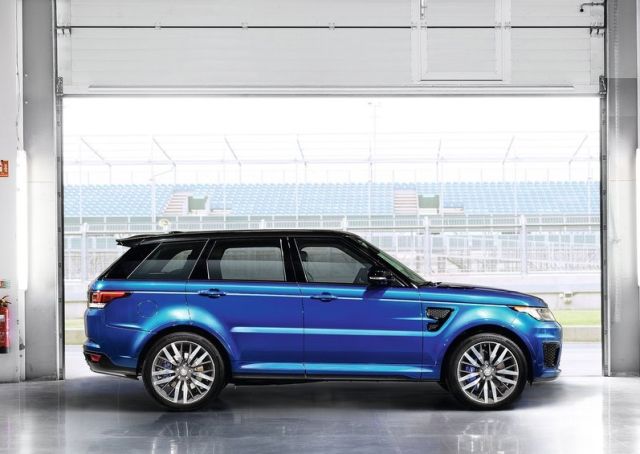 Range Rover Sport SVR garaj kapısında yandan görünüm