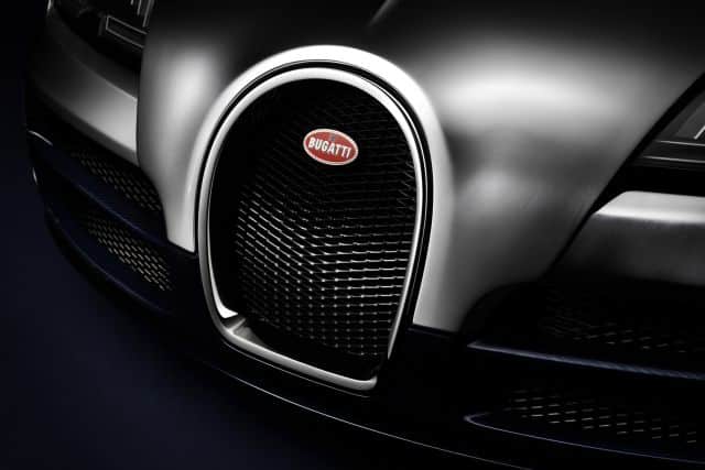 Ettore Bugatti özel serisinin koyu mavi karbon arka bölümü