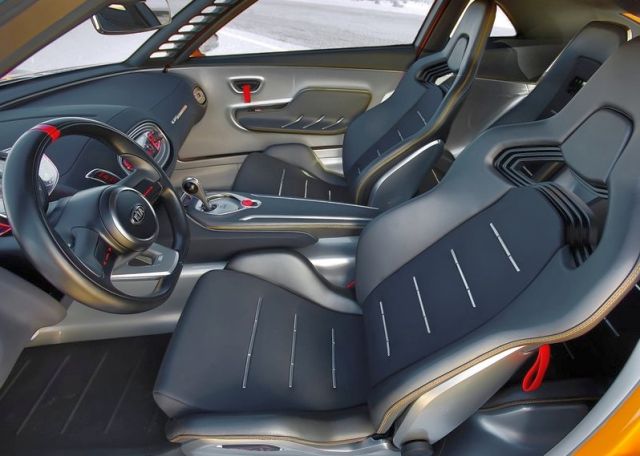 Kia GT4 Stinger 2+2 iç mekânı
