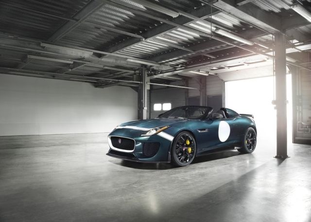 Jaguar Project 7 garajda önden üç çeyrek görünüm