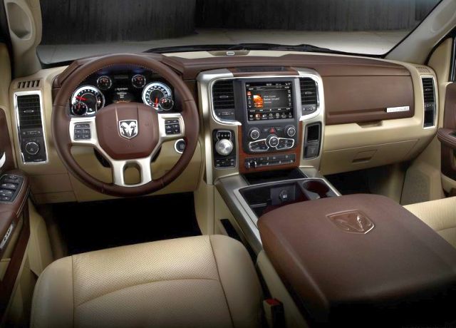 Ram 1500 deri kaplı kabin ve gösterge paneli