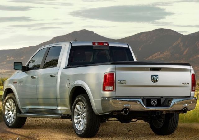 Ram 1500 Crew Cab arka ve yan görünüm