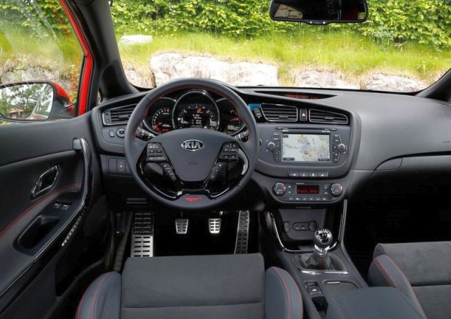 Kia GT kabin ve orta konsol