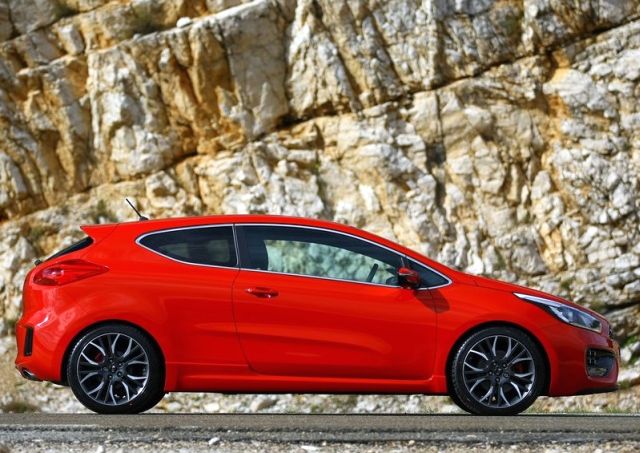 Kia GT yan profil ve tavan çizgisi