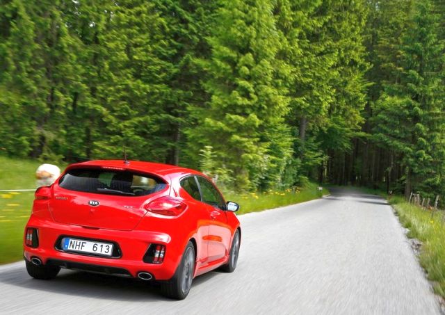 Kia GT arka bölüm ve çift egzoz