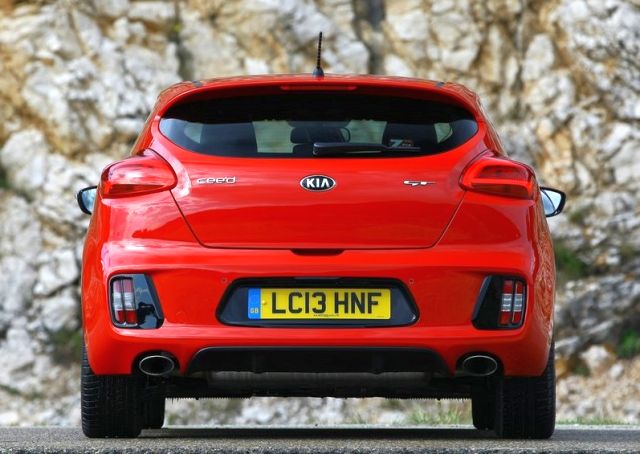 Kia GT arka difüzör ve egzoz
