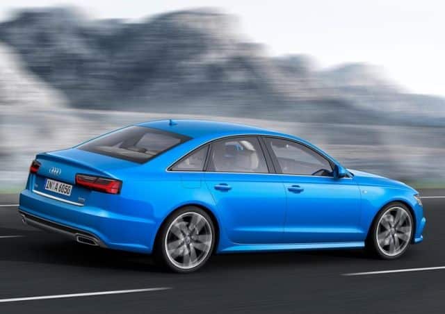 Audi A6 sedan hareket halinde arka yan görünüm