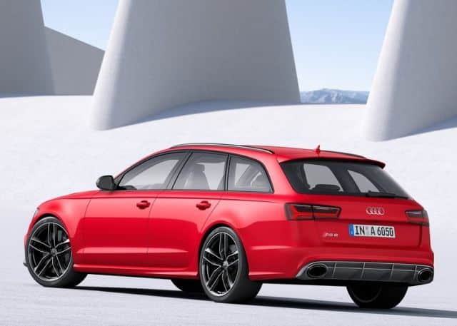Kırmızı RS 6 Avant arka üç çeyrek görünümü