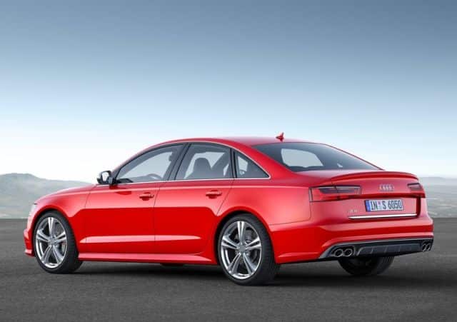 Audi S6 sedan arka üç çeyrek görünümü ve dört egzoz çıkışı