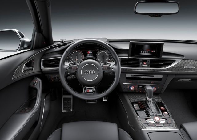 Audi S6 kabini direksiyon gösterge paneli ve MMI kumandaları