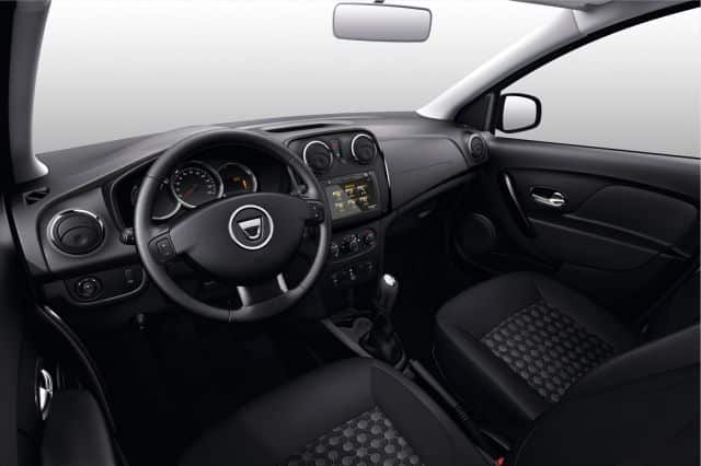 Sandero Black Touch ön koltuklar ve gösterge paneli