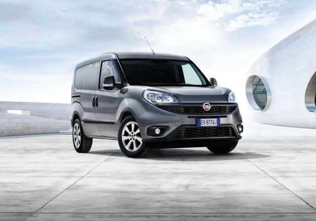 Fiat Doblo yolcu versiyonu ön üç çeyrek görünümü