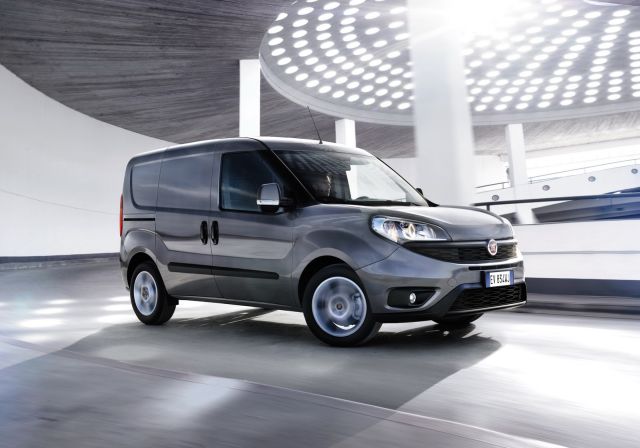 Fiat Doblo Cargo hareket halinde ön görünüm