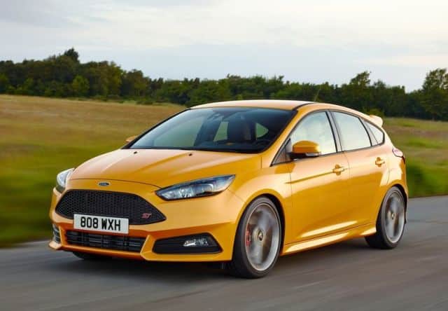 Turuncu Focus ST hareket halinde ön görünüm