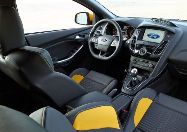Focus ST Recaro koltuklu ön kabin görünümü